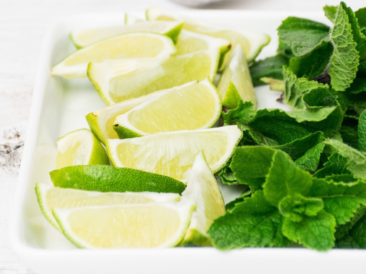 green leaf beside a lime close-up photography